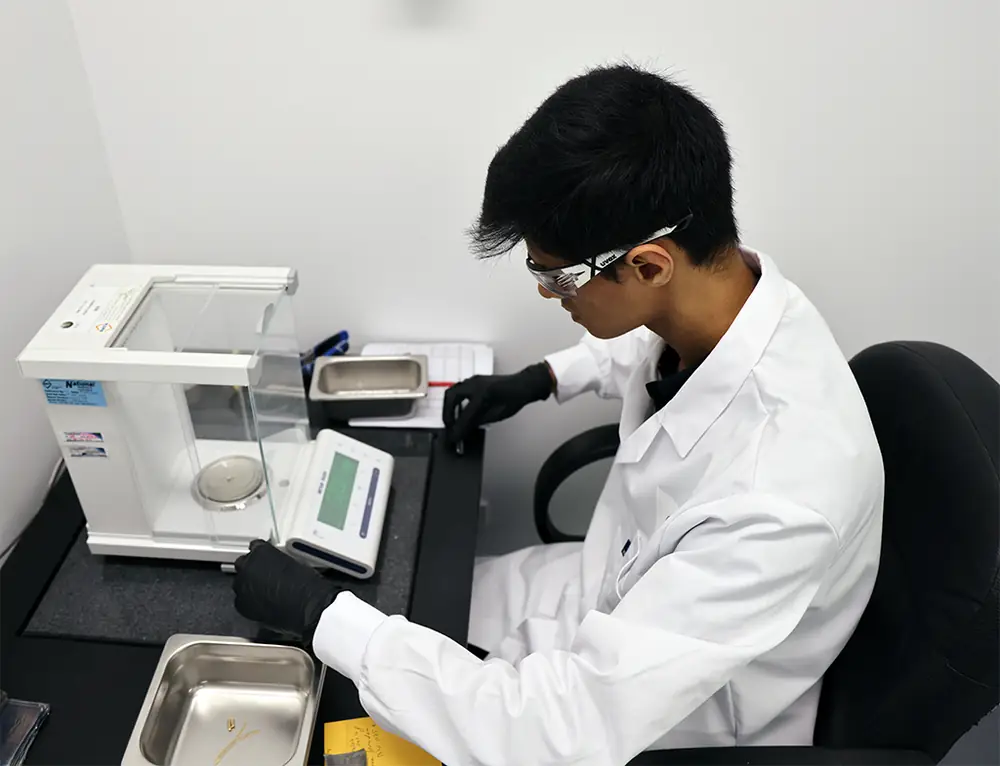 Laboratory technician at the analytical balance